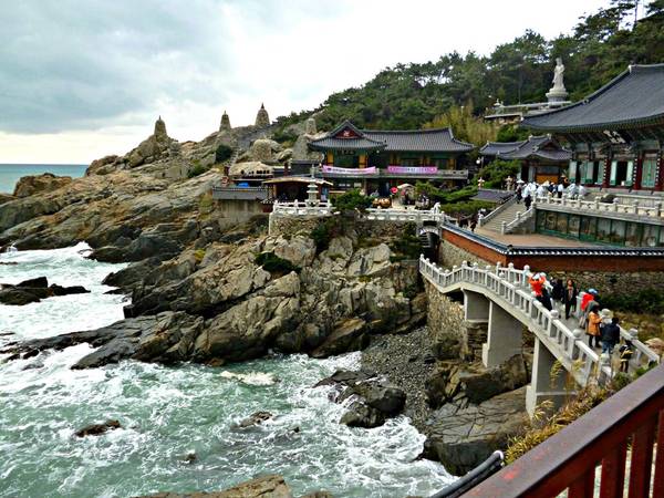 Chùa Haedong – yonggungsa nằm trên đường bờ biển và lưng tựa vào núi. Ảnh: nadianadira.files.wordpress.com Chùa Haedong – yonggungsa nằm trên đường bờ biển và lưng tựa vào núi. Ảnh: nadianadira.files.wordpress.com