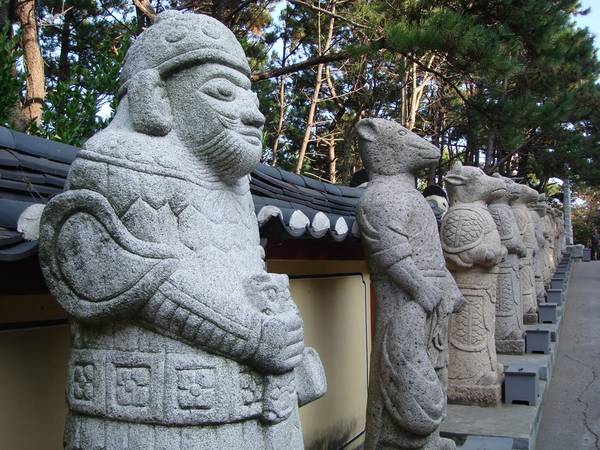 Con đường vào chùa được trưng bày 12 tượng đá tượng trưng cho 12 con giáp theo quan niệm tuổi của phương Đông cùng 108 bậc thang. Ảnh: trooadventure.files.wordpress.com