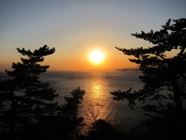 Ngắm mặt trời mọc và ước nguyện cầu một năm may mắn. Ảnh:2.bp.blogspot.com