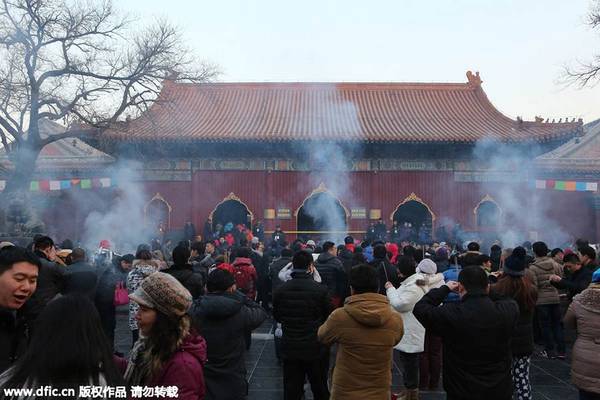  Những ngày đầu năm Ung Hòa Cung rất đông người đến viếng cầu may. Ảnh: China daily