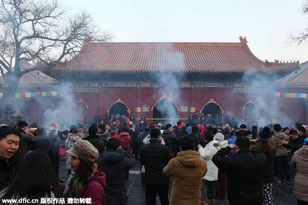 Những ngày đầu năm Ung Hòa Cung rất đông người đến viếng cầu may. Ảnh: China daily Những ngày đầu năm Ung Hòa Cung rất đông người đến viếng cầu may. Ảnh: China daily