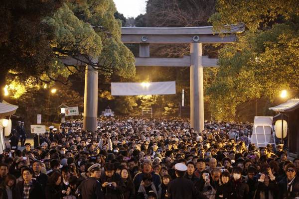 Những người dân Nhật Bản rất mong được nghe 108 tiếng chuông báo hiệu bước qua năm mới vào tối giao thừa tại đền. Ảnh: www.japantimes.co.jp