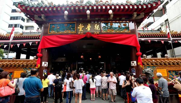 Chùa Kwan Im Thong Hood rất đông người hành hương vào ngày Tết. Ảnh: Thestraitstimes.com Chùa Kwan Im Thong Hood rất đông người hành hương vào ngày Tết. Ảnh: Thestraitstimes.com