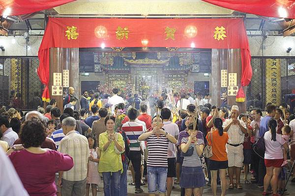 Mùng một tết tại Chùa Kwan Im Thong Hood rất nhiều người gốc Hoa đến viếng. Ảnh: Ghettosingapore.com Mùng một tết tại Chùa Kwan Im Thong Hood rất nhiều người gốc Hoa đến viếng. Ảnh: Ghettosingapore.com