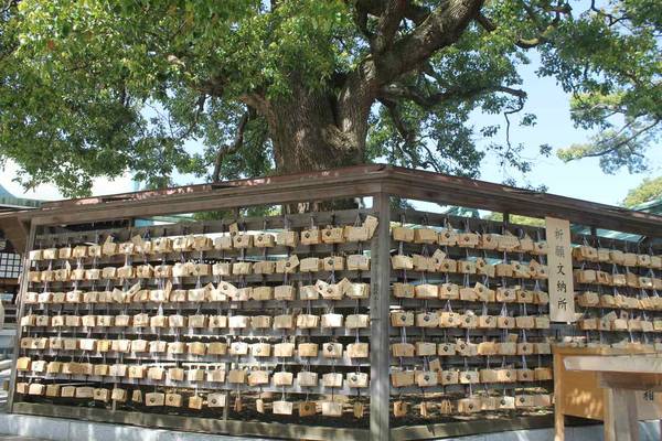 Người dân hay du khách đến viếng có thể viết lời cầu nguyện trên miếng gỗ ema, sau đó treo chúng lên trước cây long não lớn. Ảnh:dessylovetravelling.wordpress.com