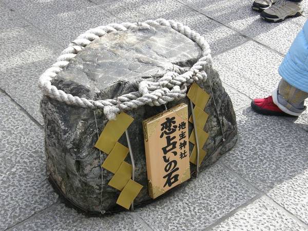 Hòn đá cầu tình yêu tại Đền Jishshu trong chùa Kiyomizu – Dera. Ảnh: japanory.typepad.co.uk
