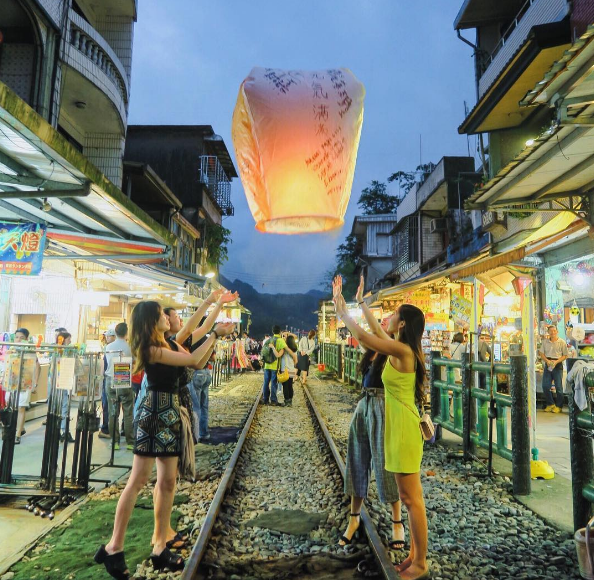 Đến Đài Loan ghé phố cổ Thập Phần trải nghiệm thả đèn trời lãng mạn -  iVIVU.com
