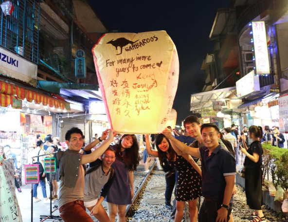 Đến Đài Loan ghé phố cổ Thập Phần trải nghiệm thả đèn trời lãng mạn -  