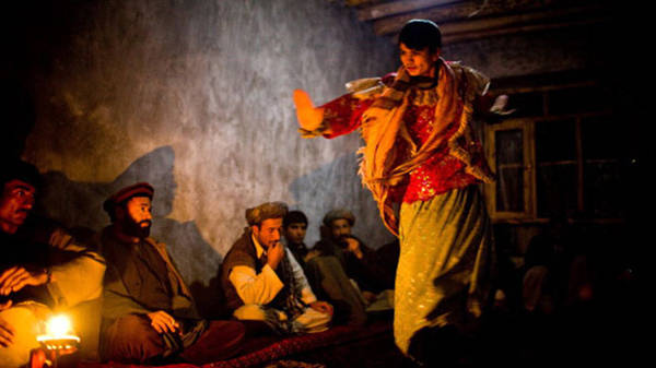 Rustam Qobil, phóng viên BBC, từng dành nhiều tháng lăn lộn tại Afghanistan để tìm một bacha có thể nói về thời gian làm nghề của mình. Rustam gặp Omid, một cậu bé 15 tuổi, đang theo nghiệp "trai nhảy". Ảnh: The World Weekly. Rustam Qobil, phóng viên BBC, từng dành nhiều tháng lăn lộn tại Afghanistan để tìm một bacha có thể nói về thời gian làm nghề của mình. Rustam gặp Omid, một cậu bé 15 tuổi, đang theo nghiệp "trai nhảy". Ảnh: The World Weekly.