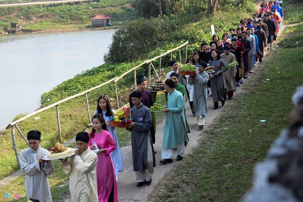 Đoàn dâng lễ tiến vào đình với trang phục áo dài truyền thống.