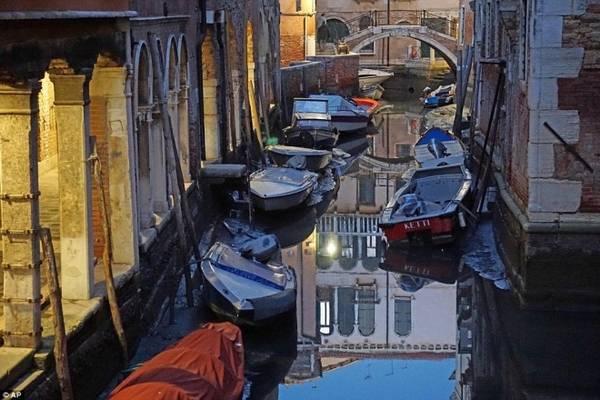 Trong 2 năm liên tiếp, thủy triều ở Venice (Italy) chạm mức thấp kỷ lục khiến cho toàn thành phố này thiếu nước trầm trọng. Du khách đến đây luôn hào hứng với cơ hội ngồi thuyền gondola và dạo quanh những con kênh xanh mát thì nay kế hoạch của họ đã bị phá hỏng.