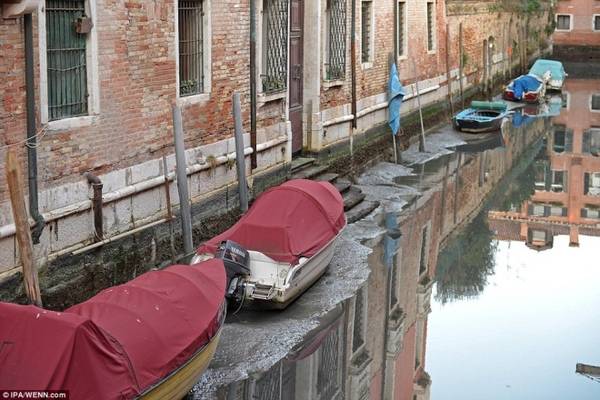 Mực nước thấp kỷ lục này của Venice là do hiện tượng thủy triều bất thường xảy ra vào năm qua, kết hợp với lượng mưa giảm đáng kể ở khắp miền đông bắc Italy.