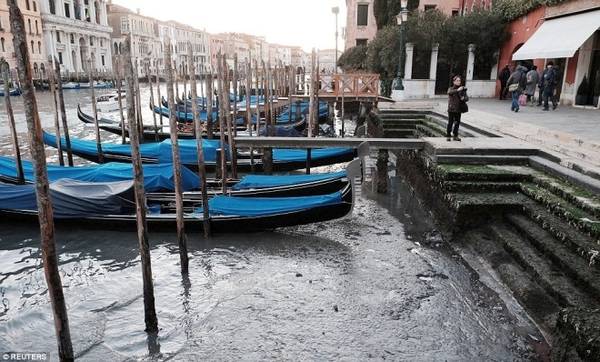 Mực nước thấp làm rác thải hiện ra khắp nơi. Các kênh đào của thành phố đã xuống cấp nhiều năm qua cũng lộ rõ khi những bờ kênh ngập bùn và rác mà chủ yếu là vật dụng du khách bỏ lại dưới đáy. Điều này làm nhiều người bất ngờ xen lẫn thất vọng về Venice - thành phố nổi lãng mạn.