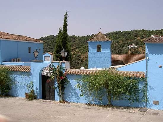Juzcar là một ngôi làng nhỏ, yên bình và truyền thống nằm trong vùng thung lũng Genel (Andalucia) với dân số chỉ 250 người. Dưới bầu trời cao vời vợi, ngôi làng nhỏ Juzcar nằm ở vùng Malaga (Tây Ban Nha) vẫn rất nổi bật với tuyền một màu xanh da trời.