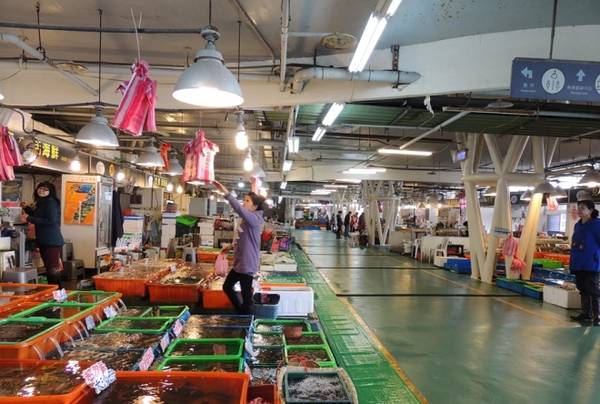 Khác với nhiều chợ cá, Phúc Ký rất sạch sẽ, khô ráo khiến du khách không lo bị vấy bẩn lên áo quần khi dạo quanh chợ.