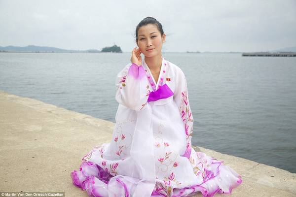 Một nữ bồi bàn mặc trang phục truyền thống tại bờ biển thành phố cảng Wonsan.