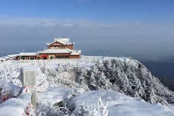 Từ lâu, Nga Mi đã nổi tiếng về vẻ đẹp như tranh. Ngọn núi này cũng xuất hiện nhiều trong các tiểu thuyết của nhà văn Kim Dung. Trên núi có rất nhiều đền, chùa, miếu được xây dựng từ thế kỷ 15-16.