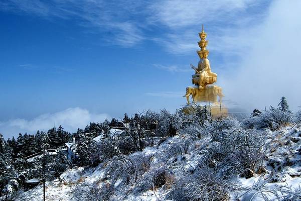 Đặc biệt trên núi Nga Mi có bức tượng Phổ Hiền Bồ Tát bằng đồng mạ 20 kg vàng.