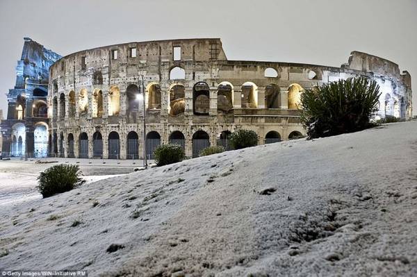  Đấu trường La Mã huyền thoại tại Rome đẹp long lanh giữa tuyết trắng