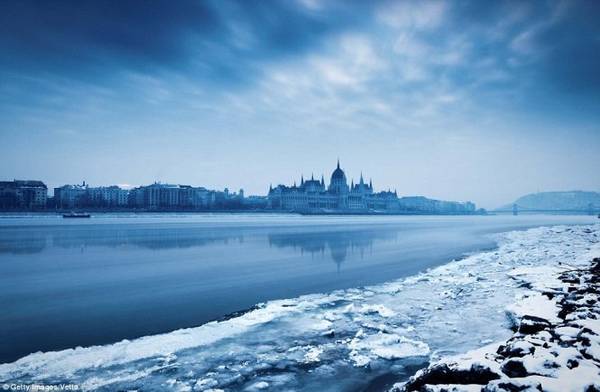 Tòa nhà quốc hội Hungary nằm lọt thỏm giữa không gian lạnh giá đầy tuyết