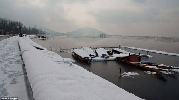 Những con tàu nhỏ bị bỏ lại trên sông Dal (Ấn Độ) và cuối cùng bị phủ ngập tuyết vào một ngày tuyết rơi năm 2014