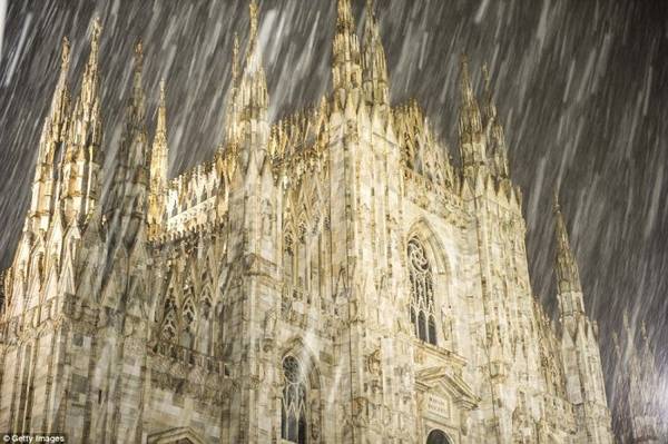  Nhà thờ Milan (Italy) trong một ngày tuyết rơi