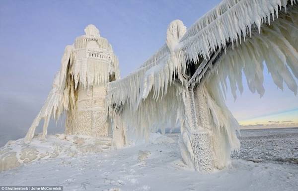 Ngọn hải đăng St Joseph ở Michigan cũng là điểm thu hút rất nhiều khách du lịch vào mùa đông. Khi mùa đông về, nơi này trông như một tảng băng lớn vô hồn