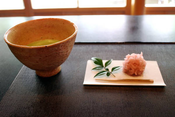 Đến thời Edo (1603-1867), khi thương mại phát triển trên khắp cả nước, các tầng lớp người dân khác dễ tiếp cận wagashi hơn ở những buổi tiệc trà. Ảnh: Blogspot.