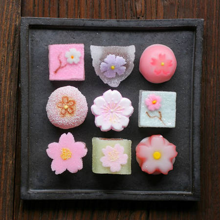 Lễ trà đạo là một hình thức nghệ thuật đòi hỏi cả trà và bánh đều phải ngon. Những người thợ làm bánh ở Kyoto xưa theo đó đã từng bước sáng tạo nên những chiếc bánh cầu kỳ và đẹp mắt, chủ yếu theo chủ đề thiên nhiên. Ảnh: Miki Nagata.