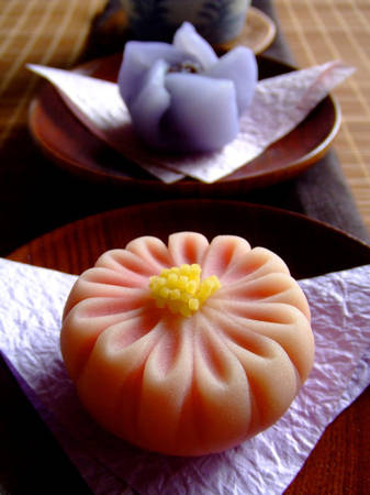 Có rất nhiều loại wagashi, nhưng thành phần chính thường có bột gạo, bột đậu đỏ và đường. Đậu đỏ được sử dụng nhiều bởi hương vị thơm ngon và niềm tin màu đỏ sẽ xua đuổi ma quỷ và bệnh tật. Ảnh: Miki Nagata/flickr.