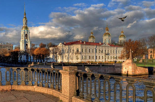 Saint Petersburg nằm ở phía Bắc nước Nga, bên bờ sông Neva, giáp với vịnh Phần Lan. Vì vị trí địa lý nên thành phố này có nhiệt độ trung bình thấp. Mùa đông, có thời điểm nhiệt độ ở đây xuống tới -30 độ C. Mùa hè, nhiệt độ trung bình chưa đến 30 độ C. 