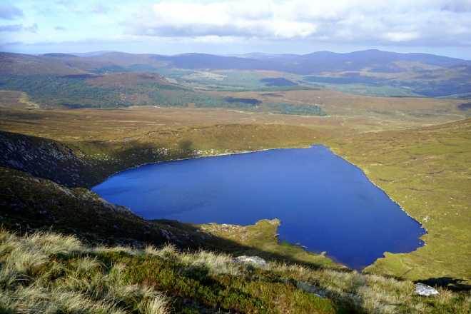 Hồ nằm trong dãy núi Wicklow, Ireland được mệnh danh là hồ tình yêu (Lough Bray Lover) với tạo hình trái tim thu hút du khách. Ảnh: Rob Hurson.
