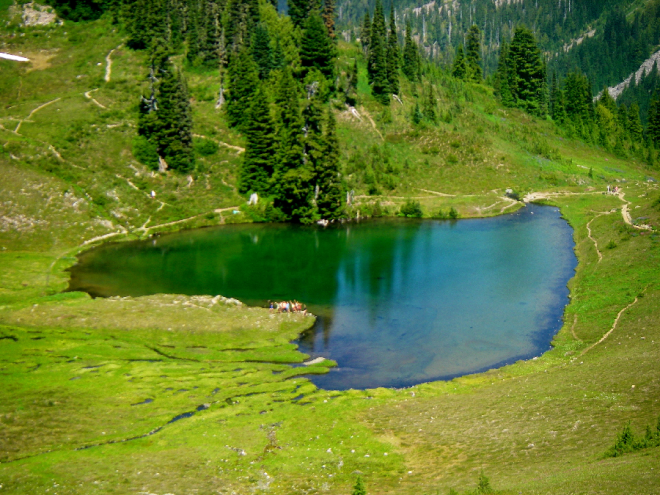 Hồ trái tim nằm trong thung lũng công viên quốc gia Olympique, Mỹ. Ảnh: Anna.