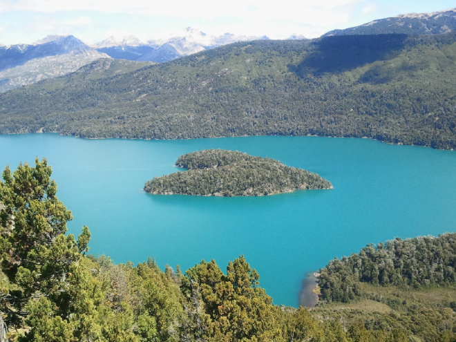 Hòn đảo nhỏ được cây cối phủ xanh nằm giữa hồ Gutierrez, Argentina. Tuy nhiên, du khách nên chọn địa điểm phía đông hồ Gutierrez để chiêm ngưỡng trọn vẹn hòn đảo hình trái tim này. Ảnh: Renminbao.