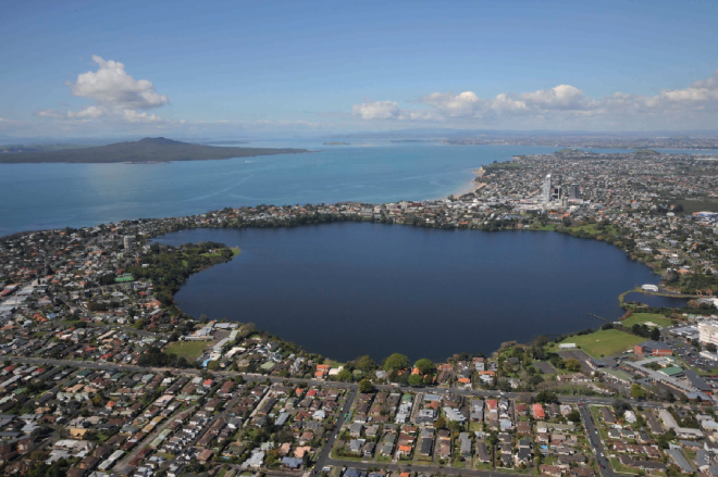 Hồ nước ngọt Pupuke hình trái tim nằm ở New Zealand được hình thành từ miệng núi lửa. Vào mỗi dịp cuối tuần, rất nhiều gia đình đến công viên xung quanh hồ tham gia các hoạt động dã ngoại. Ảnh: Wired.