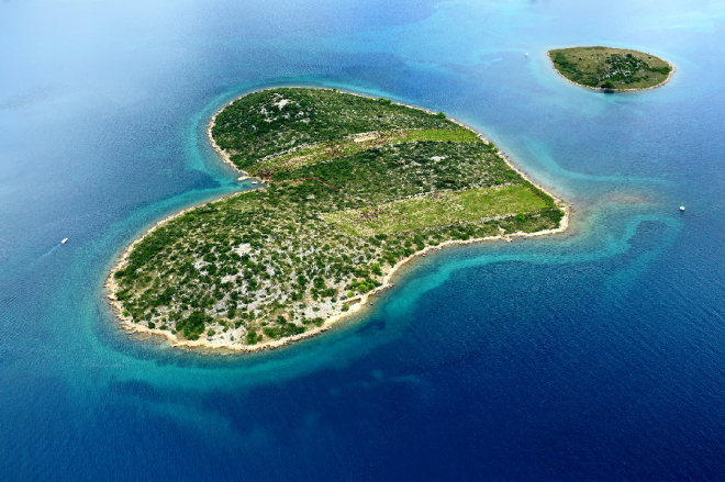  Một hòn đảo trái tim nổi tiếng khác nằm ở phía nam Zadar, Croatia. Hòn đảo nhỏ có tên Galesnjak chỉ rộng 0,5 km2 nhưng được coi là viên ngọc quý của thành phố này. Ảnh: Excursions.