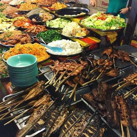 Đồ nướng và các món ăn kèm cơm ở chợ đêm Luang Prabang. Ảnh: The b.b.c.