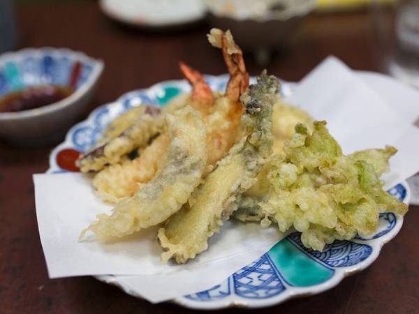 Nhiều người nghĩ tempura (rau củ/hải sản chiên xù) có nguồn gốc từ châu Á, nhưng sự thực phương pháp nấu ăn này đến từ Bồ Đào Nha. “Tempura” xuất phát từ “temperar”, theo tiếng Bồ Đào Nha có nghĩa là “để nấu ăn”. Du khách có thể dễ dàng tìm thấy món đậu xanh nhúng bột, chiên giòn tại các nhà hàng trên toàn quốc. Ảnh: Wiki Commons.