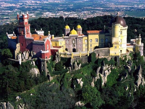 Sintra, thị trấn nhỏ cách thủ đô Lisbon 30 phút lái xe là nơi khơi nguồn cảm hứng cho các câu chuyện cổ tích của Hans Christian Andersen. Với những cung đường quanh co lộng gió, các toà lâu đài rực rỡ sắc màu và khí hậu ôn hoà, mát mẻ, Sintra là điểm đến không thể bỏ qua của du khách khi đến Bồ Đào Nha. Ảnh: Flickr.