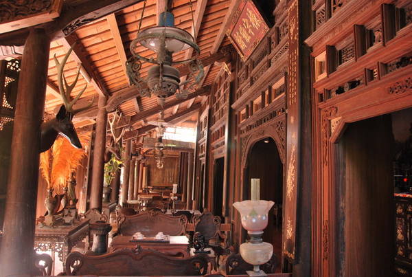 Nhà cổ ông Kiệt còn lưu giữ nhiều đồ cổ quý như bộ liễn đối khảm xà cừ, bộ bàn ghế với các hoa văn tinh tế, vật dụng bằng sứ…Ảnh: pda viet bao