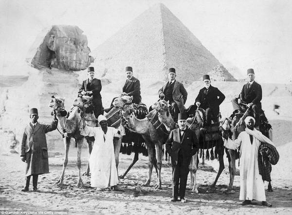 Tấm ảnh chụp Hoàng tử Abbas Halim của Ai Cập cùng các quan chức chính phủ đến thăm đại kim tự tháp Giza. Ảnh: Gamma-Keystone via Getty.