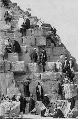 Không giống như bây giờ, việc trèo lên các bậc đá của kim tự tháp bị nghiêm cấm, du khách chỉ có thể đứng phía dưới, từ xa chiêm ngưỡng công trình vĩ đại này. Tấm ảnh chụp năm 1867 cho thấy ngay cả một đứa trẻ cũng được phép leo lên phiá trên. Ảnh: Library of Congress.