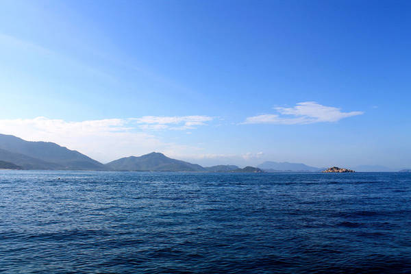 Quang cảnh nhà bè, tàu thuyền qua lại nơi giáp ranh giữa Bãi Kinh và đảo Bình Hưng.