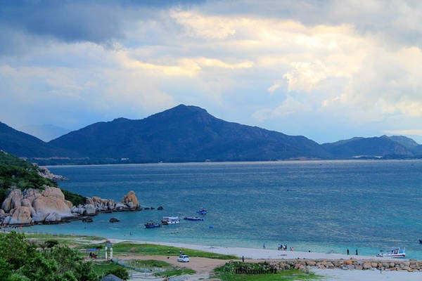 Bãi Kinh là nơi xuất phát của các tàu thuyền ra đảo Bình Hưng (Cam Bình, Khánh Hòa), vé vào bãi là 10.000 đồng. Tại đây có dịch vụ nhà chòi, lều bạt cho các bạn nghỉ ngơi, tắm biển và nghỉ ngơi.