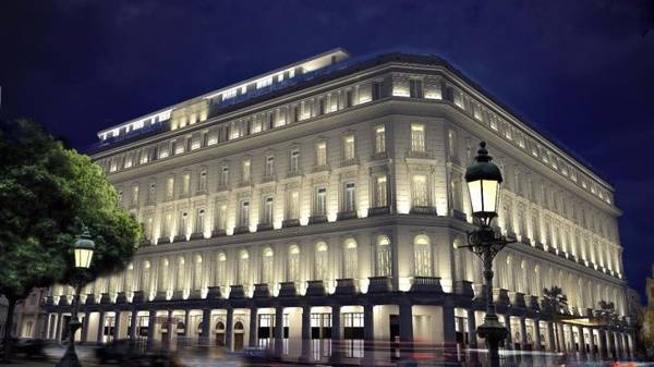 Toàn cảnh khách sạn Gran Hotel Manzana Kempinski La Habana vào ban đêm - Ảnh: Kempinski
