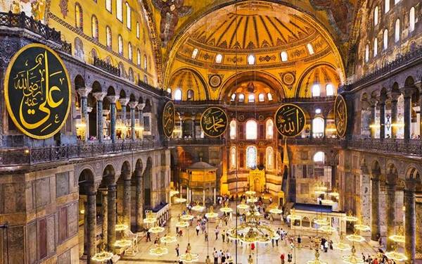Nhà thờ Hagia Sophia là nơi hội tụ của nhiều nền văn minh. Ảnh: Tetra Images/Getty Images.