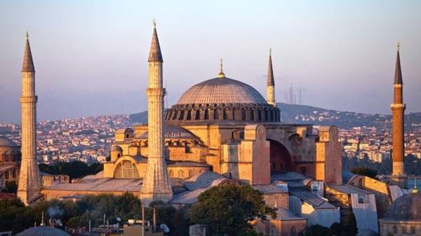 Kiến trúc tinh tế của Hagia Sophia mang dấu ấn của nhiều tôn giáo. Ảnh: Thetimes.