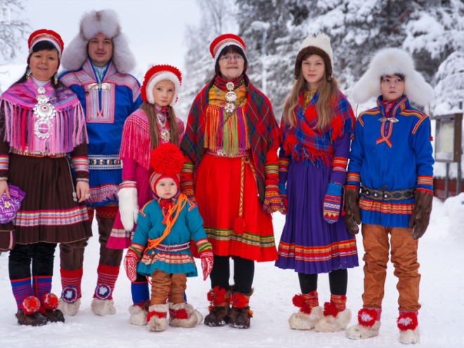 Bộ tộc Sami sống rải rác ở Na Uy, Thụy Điển, Phần Lan và Nga. Họ mặc trang phục truyền thống sặc sỡ, chăn nuôi tuần lộc và đánh cá. Ảnh: Maze.