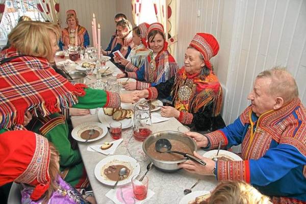 Vào ngày Quốc khánh, người trong bộ tộc thường mặc trang phục truyền thống có tên Gákti, hát quốc ca và vẫy cờ của người Sami. Ảnh: Iron March Forums.
