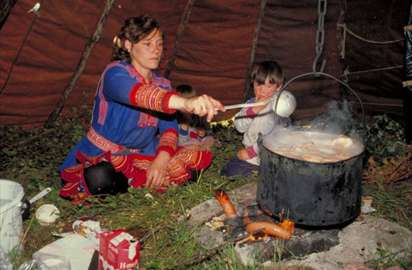 Trong quá khứ, người Sami từng có ký ức đau buồn về việc lãnh thổ bị xâm chiếm. Nạn áp bức và phân biệt chủng tộc từng khiến người Sami phải đổi họ. Ảnh: Key Word Suggest.